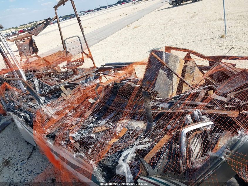 1998 Chevrolet P30 VIN: 1GBLP37J8W3312300 Lot: 43186220