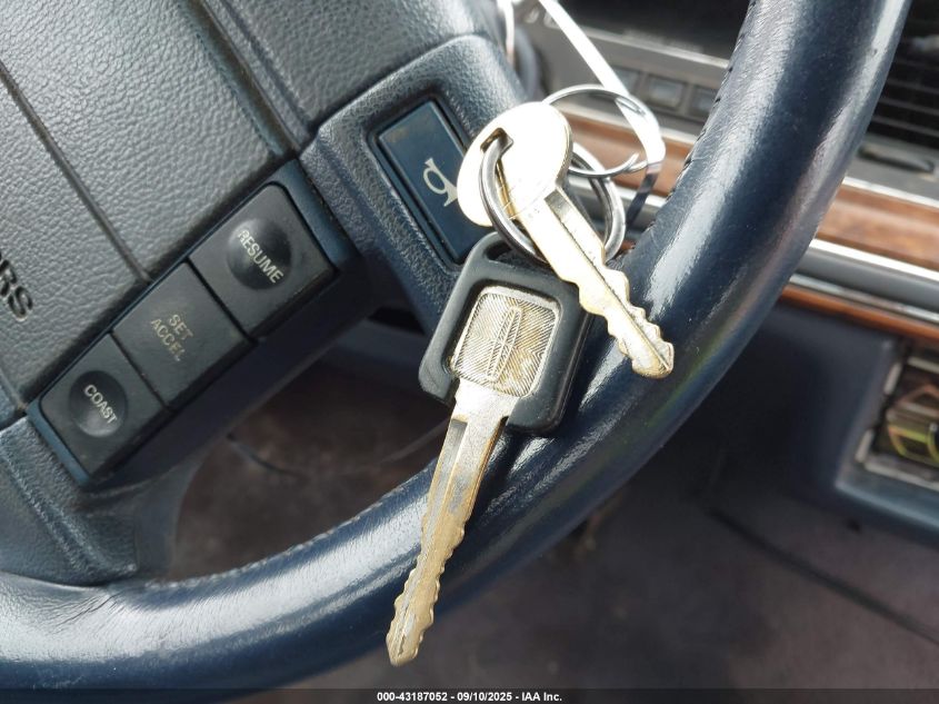 1994 Lincoln Town Car Signature/Tournament VIN: 1LNLM82W8RY695307 Lot: 43187052