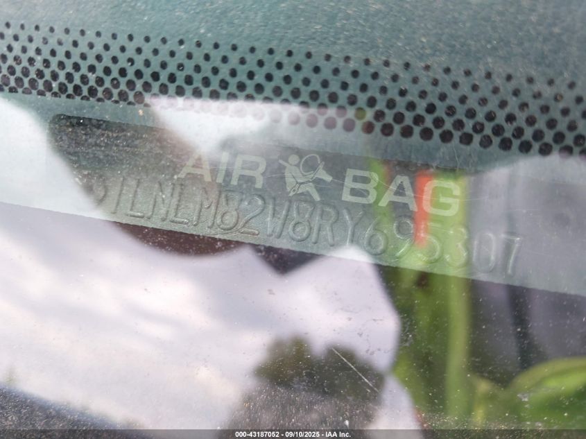 1994 Lincoln Town Car Signature/Tournament VIN: 1LNLM82W8RY695307 Lot: 43187052