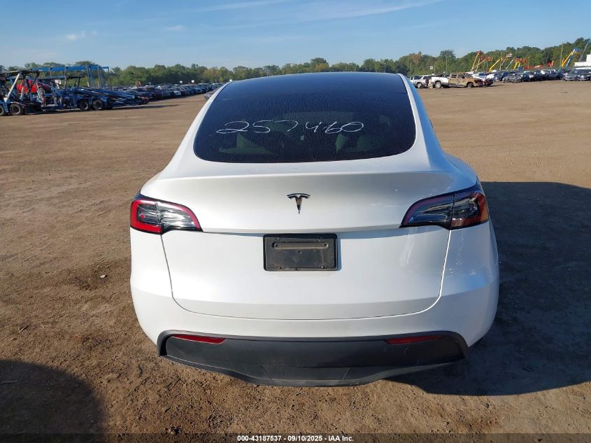 2024 Tesla Model Y Long Range Dual Motor All-Wheel Drive VIN: 7SAYGDEE0RA257460 Lot: 43187537