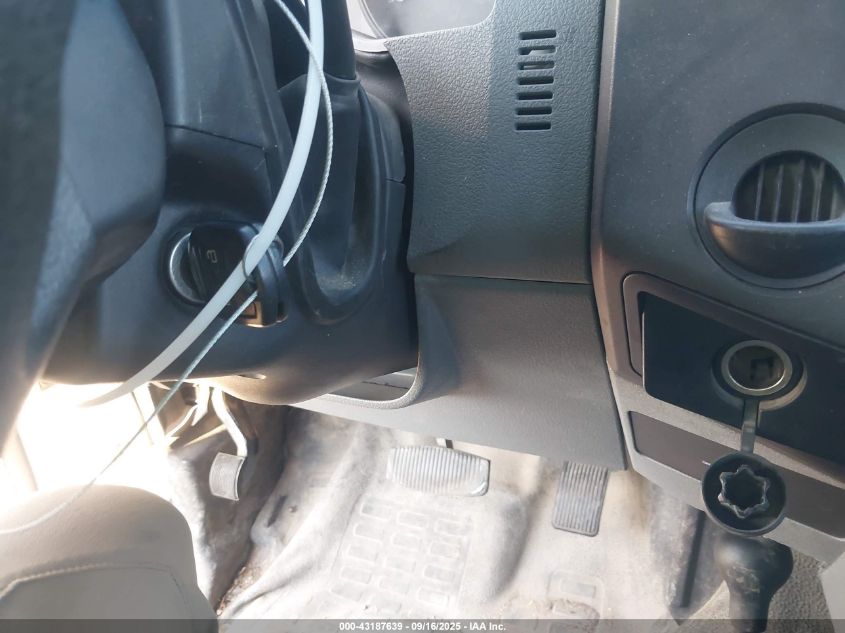 2015 Ford F-350 Chassis Xl VIN: 1FD8X3HT4FEC04094 Lot: 43187639