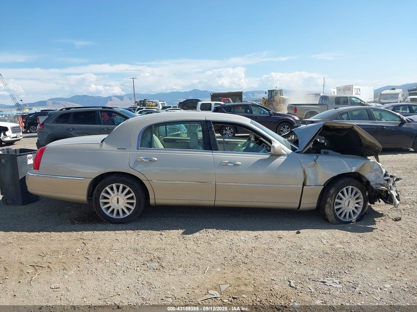2004 Lincoln Town Car Signature VIN: 1LNHM81W04Y641354 Lot: 43189385