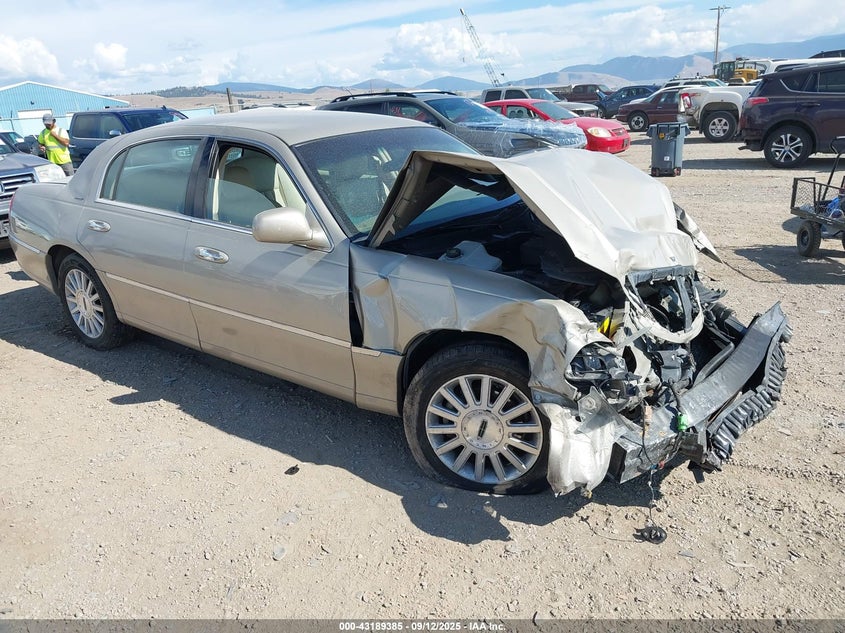2004 LINCOLN TOWN CAR auction photo 1
