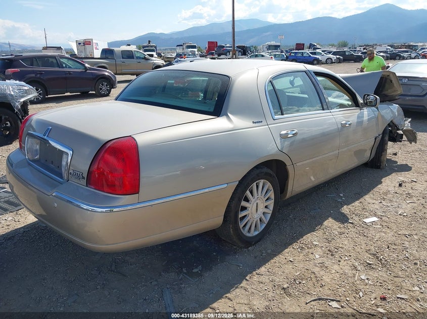 2004 LINCOLN TOWN CAR auction photo 4