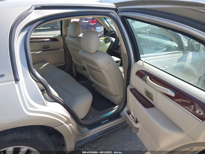2004 LINCOLN TOWN CAR auction photo 8