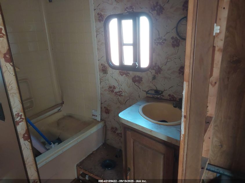 1984 GMC Cutaway Van G3500 VIN: 2GDJG31M5E4523541 Lot: 43189422