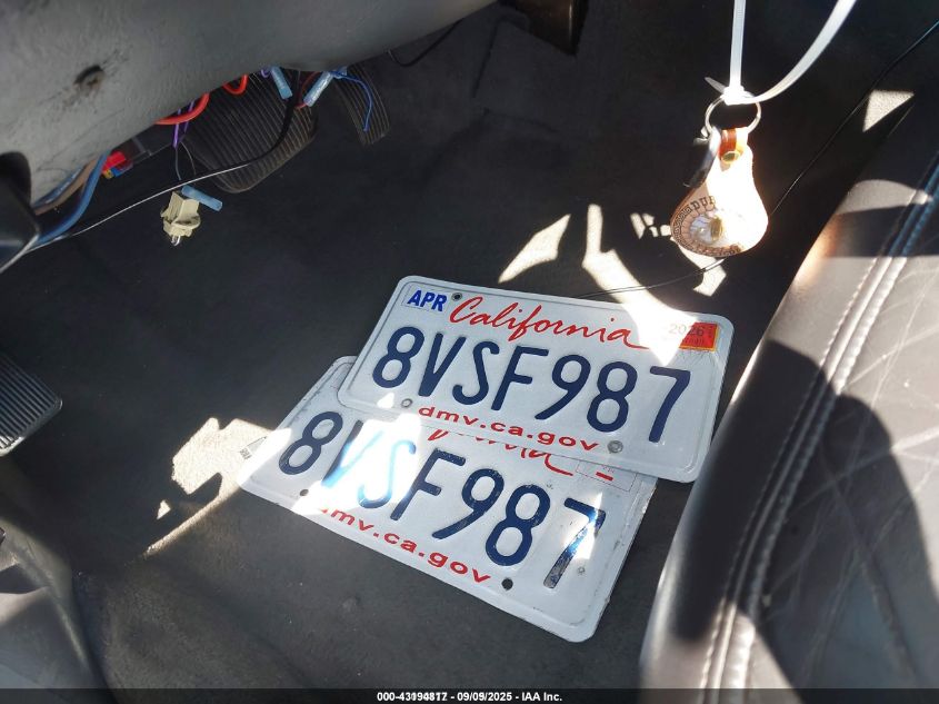 2001 Lincoln Town Car Executive VIN: 1LNHM84W11Y632590 Lot: 43194817