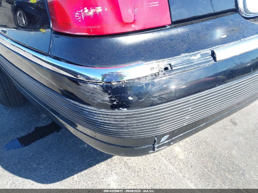 2001 Lincoln Town Car Executive VIN: 1LNHM84W11Y632590 Lot: 43194817