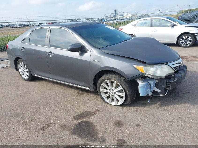 TOYOTA CAMRY HYBRID XLE