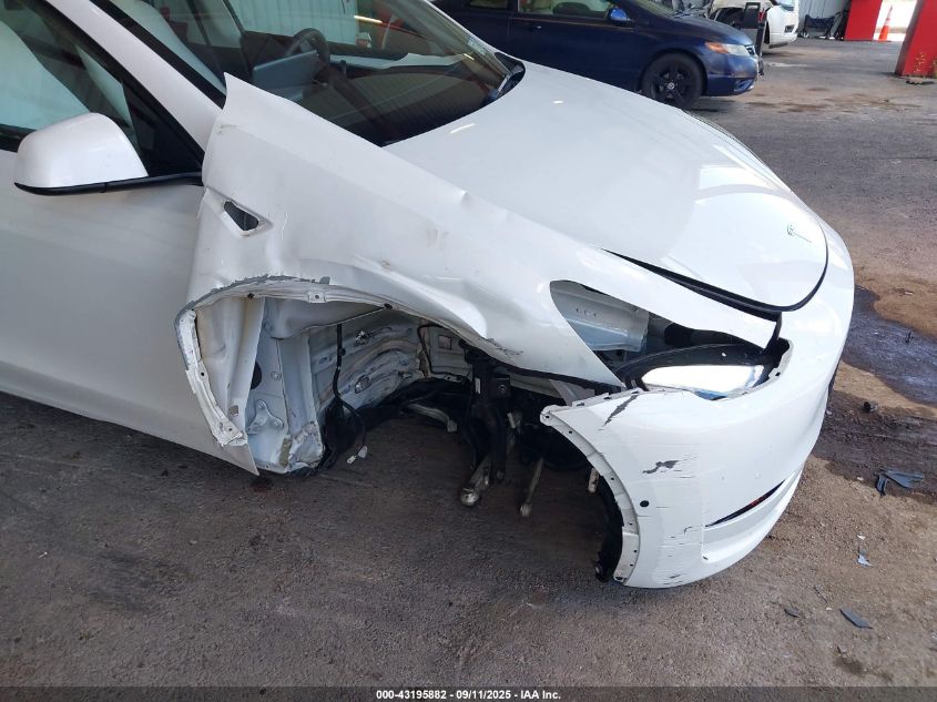 2022 Tesla Model Y Long Range Dual Motor All-Wheel Drive VIN: 7SAYGDEE1NF543976 Lot: 43195882