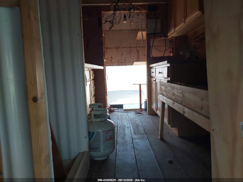 2000 Ford Econoline E350 Super Duty Ctway Van VIN: 1FDWE35S2YH86924 Lot: 43200525