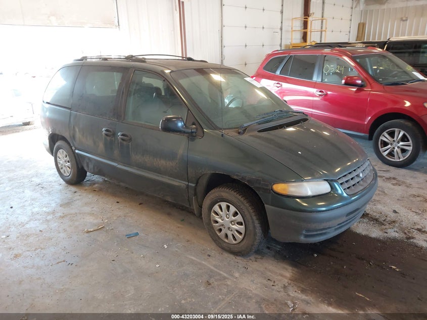2P4GP253XYR565801 2000 Plymouth Voyager auction photo 1