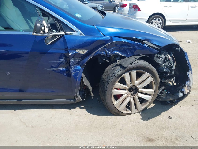 2016 Tesla Model X 75D/P100D/P90D VIN: 5YJXCBE41GF017897 Lot: 43203347