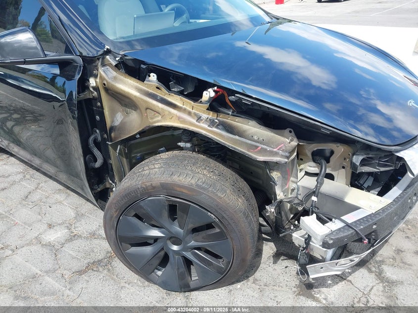 2024 Tesla Model Y Long Range Dual Motor All-Wheel Drive/Rwd VIN: 7SAYGDED1RF122837 Lot: 43204002