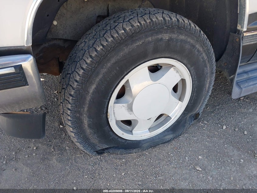 1993 Chevrolet Suburban K1500 VIN: 1GNFK16KXPJ321381 Lot: 43205086