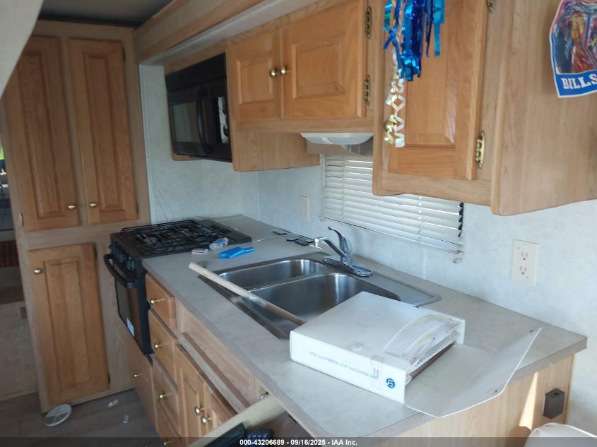 1999 Ford F550 Super Duty Stripped Chass VIN: 3FCNF53S3XJA25157 Lot: 43206689