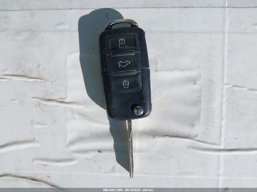 2010 Volkswagen New Beetle 2.5L VIN: 3VWRG3AL3AM008117 Lot: 43211260