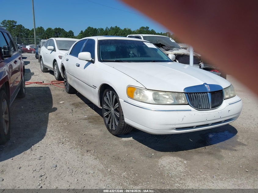 1LNHM82W6XY612217 1999 Lincoln Town Car Signature auction photo 1