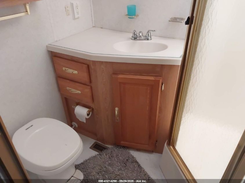 2000 Ford F550 Super Duty Stripped Chass VIN: 3FCNF53SXYJA04274 Lot: 43214298