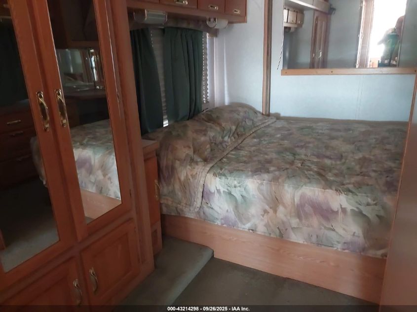 2000 Ford F550 Super Duty Stripped Chass VIN: 3FCNF53SXYJA04274 Lot: 43214298