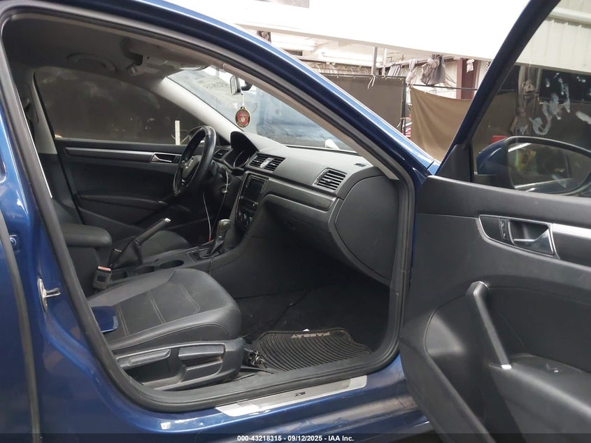 2017 VOLKSWAGEN PASSAT 1.8T R-LINE 1VWDT7A34HC048859