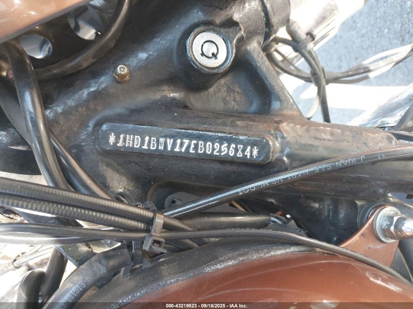 2014 Harley-Davidson Flstc Heritage Softail Classic VIN: 1HD1BWV17EB025684 Lot: 43219523