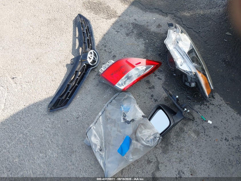 2015 Toyota Corolla S Plus VIN: 5YFBURHE2FP348933 Lot: 43220911