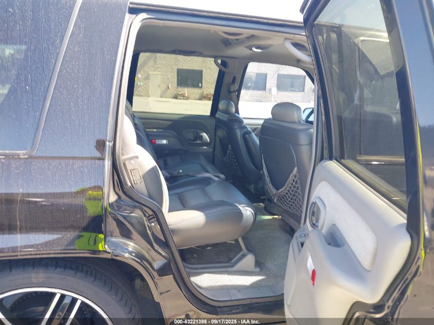 2000 Chevrolet Tahoe Limited VIN: 1GNEC13RXYR190112 Lot: 43221386