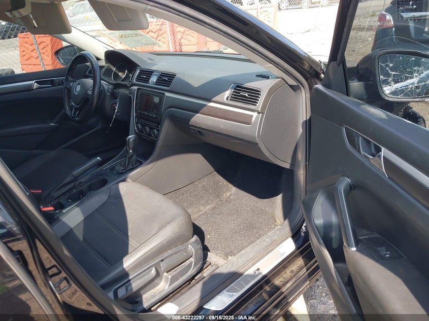 2017 VOLKSWAGEN PASSAT 1.8T R-LINE 1VWDT7A33HC002729