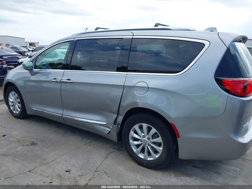 2018 Chrysler Pacifica Touring L VIN: 2C4RC1BG5JR142916 Lot: 43223900