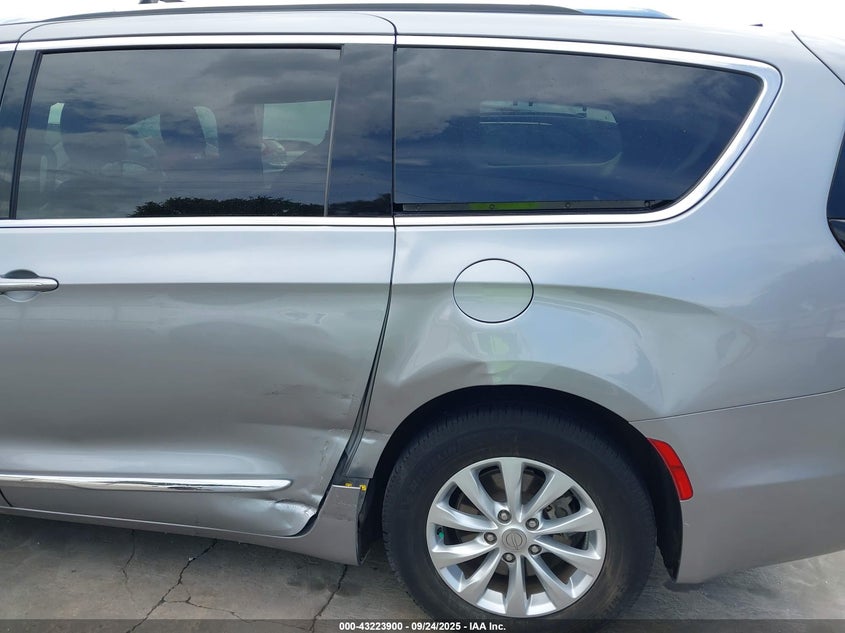 2018 Chrysler Pacifica Touring L VIN: 2C4RC1BG5JR142916 Lot: 43223900