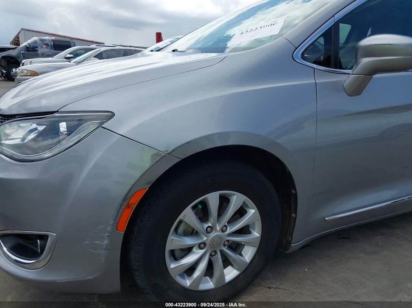 2018 Chrysler Pacifica Touring L VIN: 2C4RC1BG5JR142916 Lot: 43223900