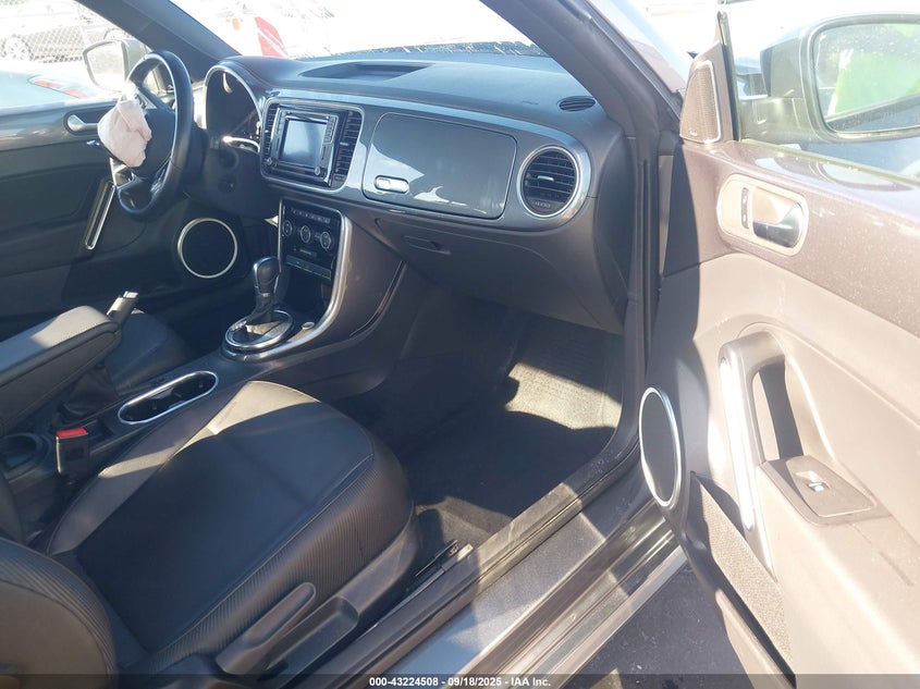 2017 VOLKSWAGEN BEETLE 1.8T SE/1.8T SEL - 3VWJ17AT4HM614736
