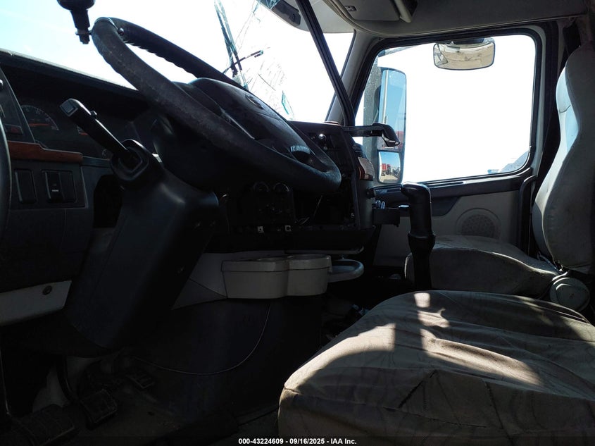 2006 VOLVO VN auction photo 7