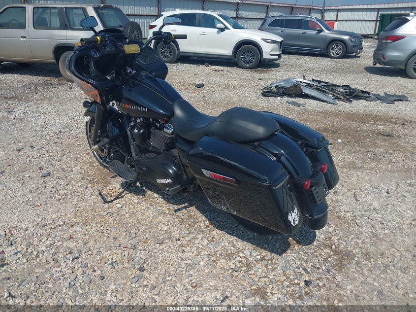 VIN 1HD1KHC3XHB620856 2017 HARLEY-DAVIDSON FLTRX ROAD GLIDE