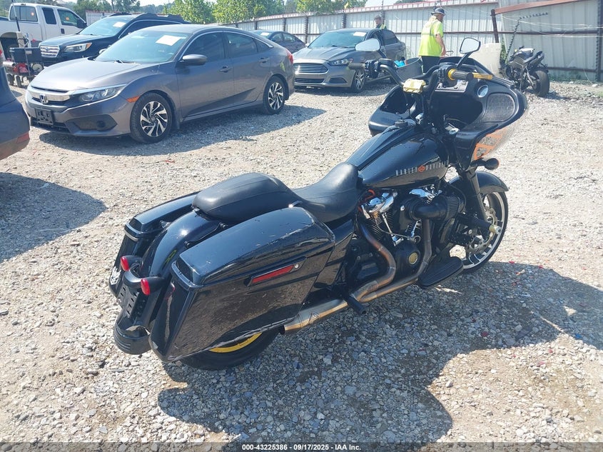 VIN 1HD1KHC3XHB620856 2017 HARLEY-DAVIDSON FLTRX ROAD GLIDE