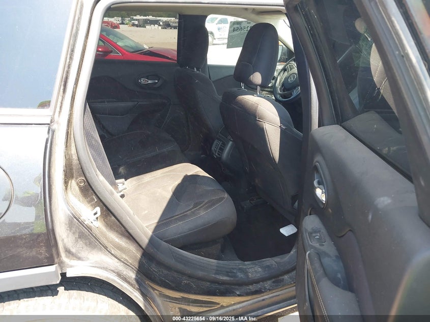 2015 Jeep Cherokee Latitude VIN: 1C4PJLCB4FW781525 Lot: 43225654