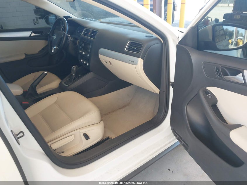 2013 VOLKSWAGEN JETTA HYBRID SEL PREMIUM - 3VW637AJ6DM221801