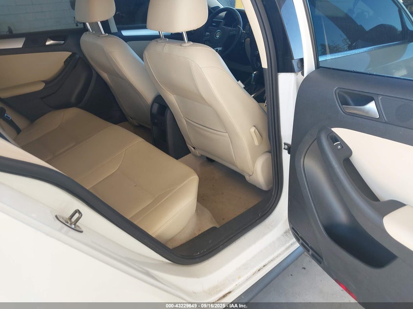 2013 VOLKSWAGEN JETTA HYBRID SEL PREMIUM - 3VW637AJ6DM221801