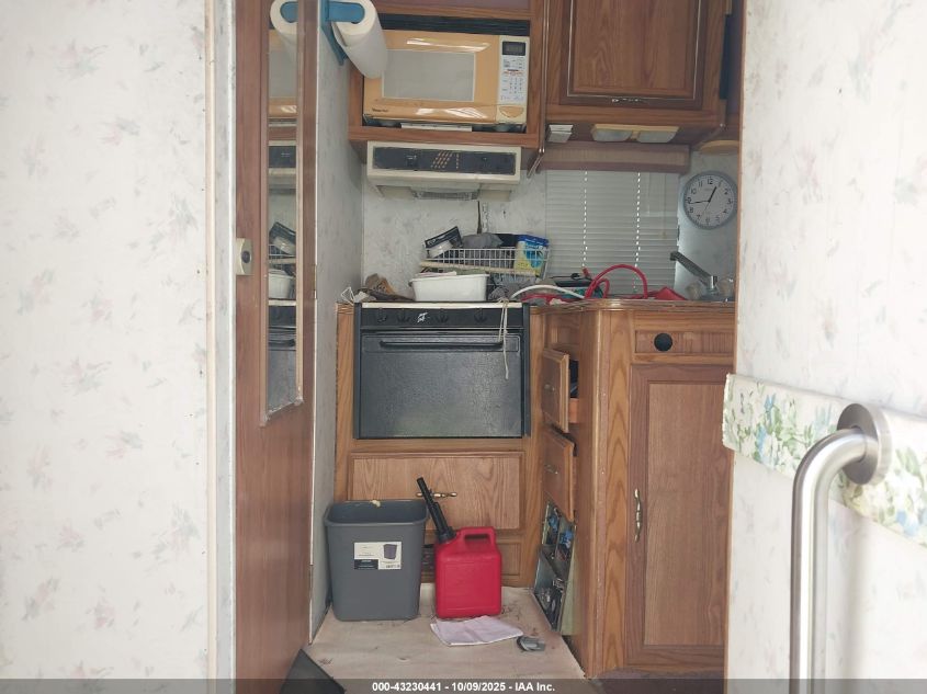 1995 Ford Econoline E350 Cutaway Van VIN: 1FDKE30G6SHA76847 Lot: 43230441