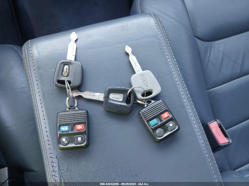 2001 Lincoln Town Car Executive VIN: 1LNHM81W41Y655754 Lot: 43232256