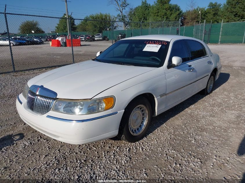 2001 Lincoln Town Car Executive VIN: 1LNHM81W41Y655754 Lot: 43232256