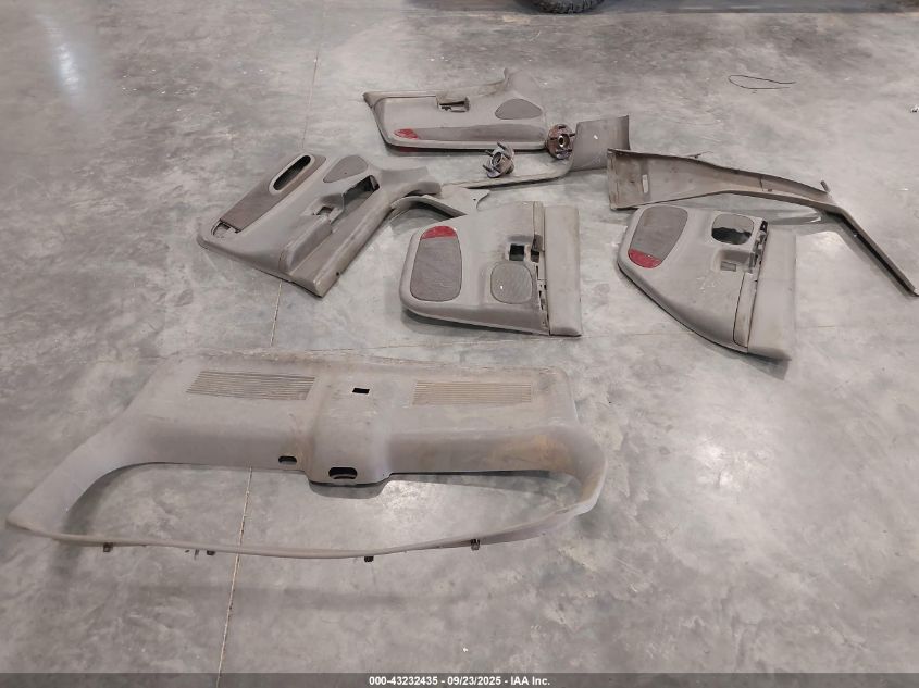 2000 Ford Explorer Xls VIN: 1FMZU72X1YZB29785 Lot: 43232435