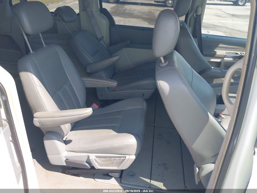 2008 Chrysler Town & Country Touring VIN: 2A8HR54P78R613238 Lot: 43232932