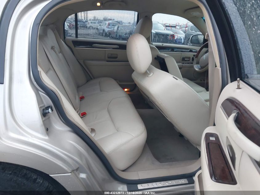 2010 Lincoln Town Car VIN: 2LNBL8CV0AX752723 Lot: 43232973