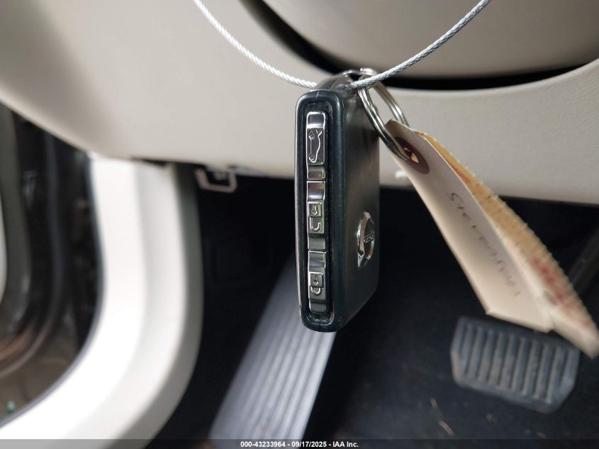 2018 Volvo Xc60 T5 Momentum VIN: LYV102RK4JB082162 Lot: 43233964