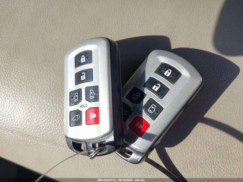 TOYOTA SIENNA - zdjęcie 11