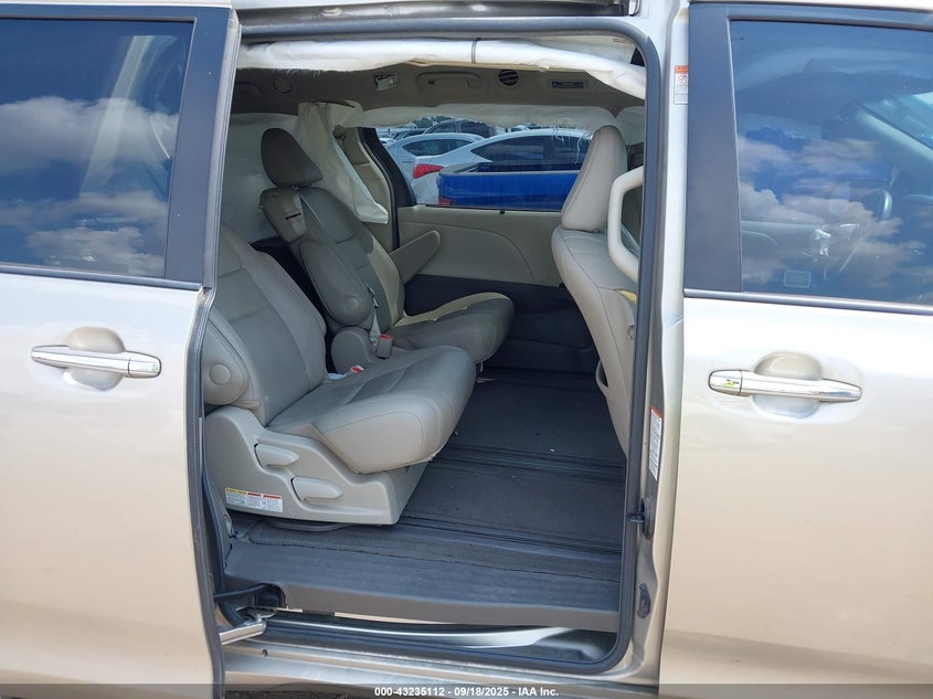 TOYOTA SIENNA - zdjęcie 8