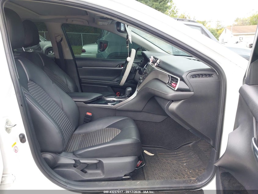 VIN 4T1B11HK2JU077685 2018 TOYOTA CAMRY SE