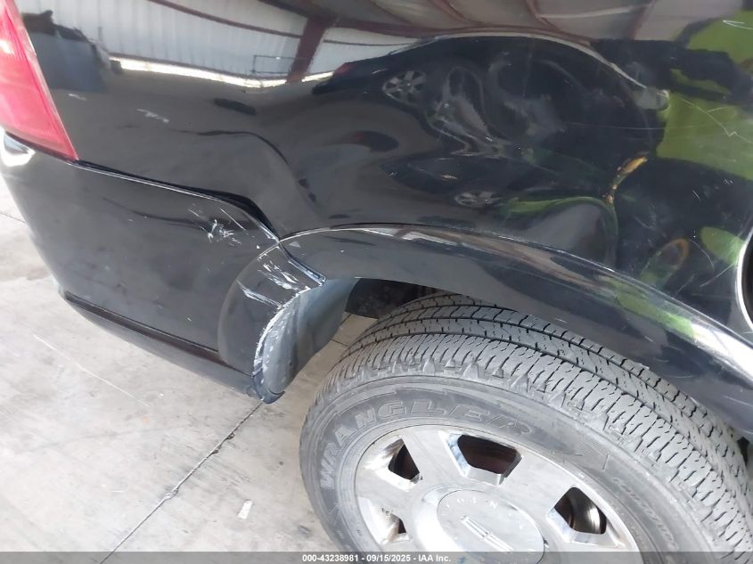 2005 Lincoln Navigator VIN: 5LMFU27545LJ17820 Lot: 43238981